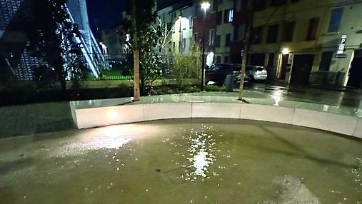 Piove e la nuova piazza del Popol Giost è allagata