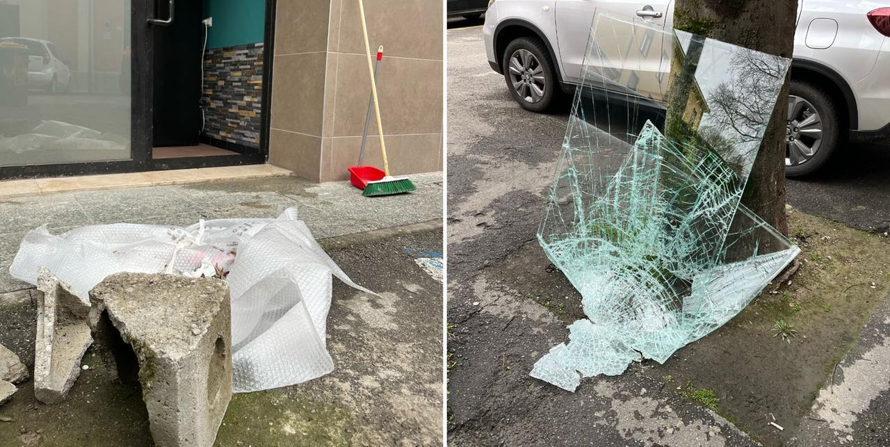 
	La porta a vetri spaccata

