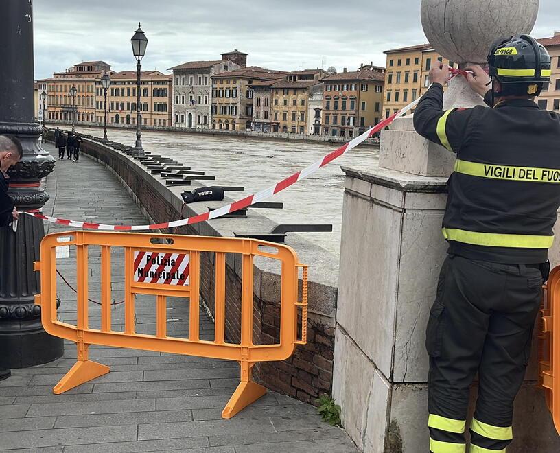 L'intervento dei vigili del fuoco a Pisa
