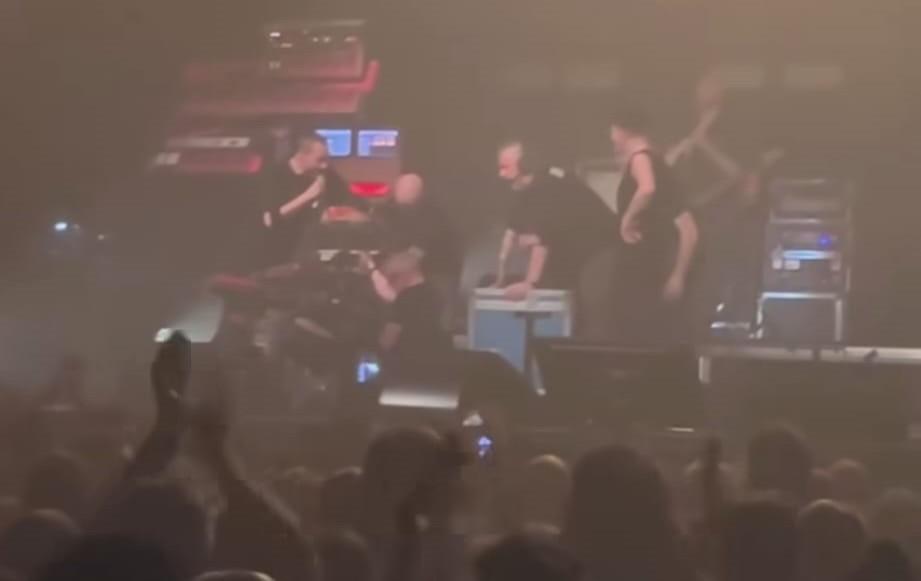 
	Tecnici al lavoro sul palco dei Subsonica

