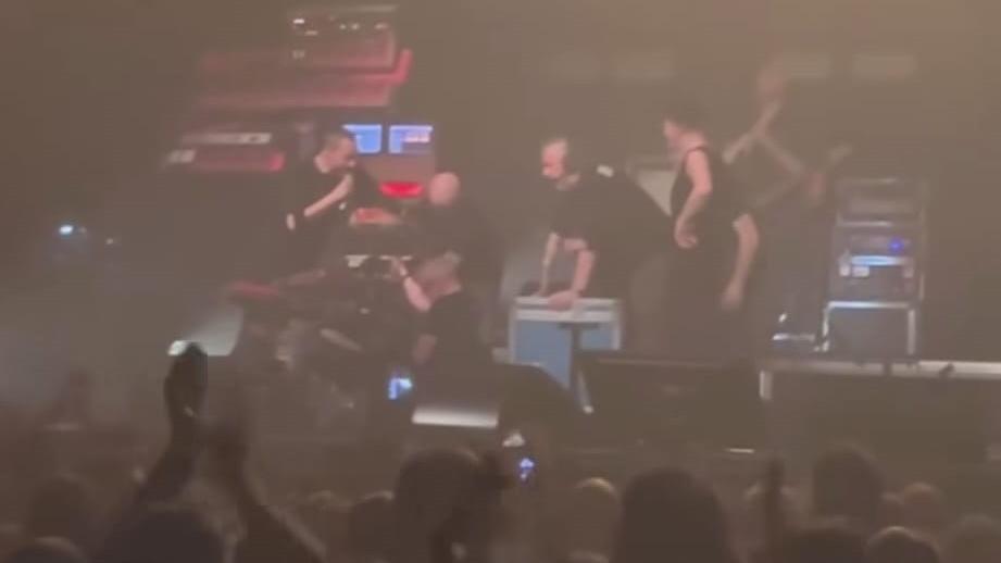 Tecnici al lavoro sul palco dei Subsonica