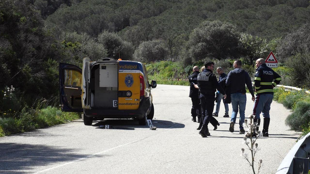 Il furgone assaltato tra Torpè e Lodè (foto di Massimo Locci)