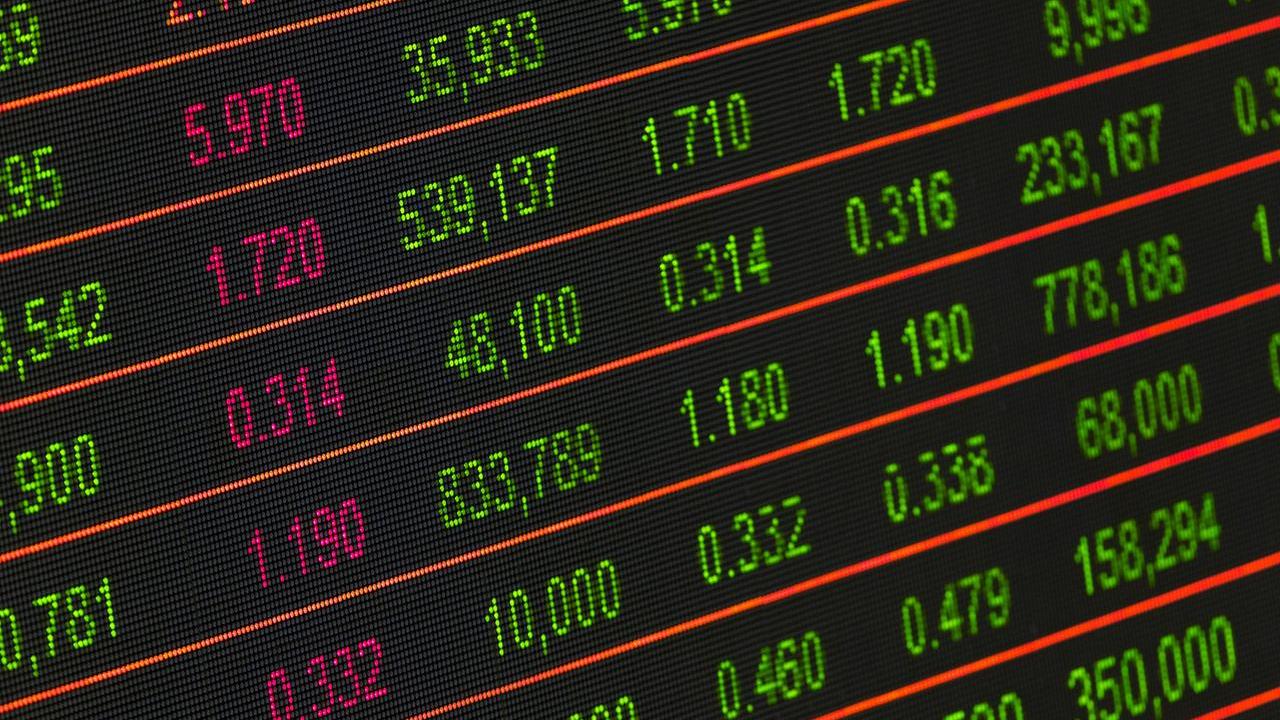 Investe tutti i risparmi e li perde, ma ora la banca è costretta a restituirglieli