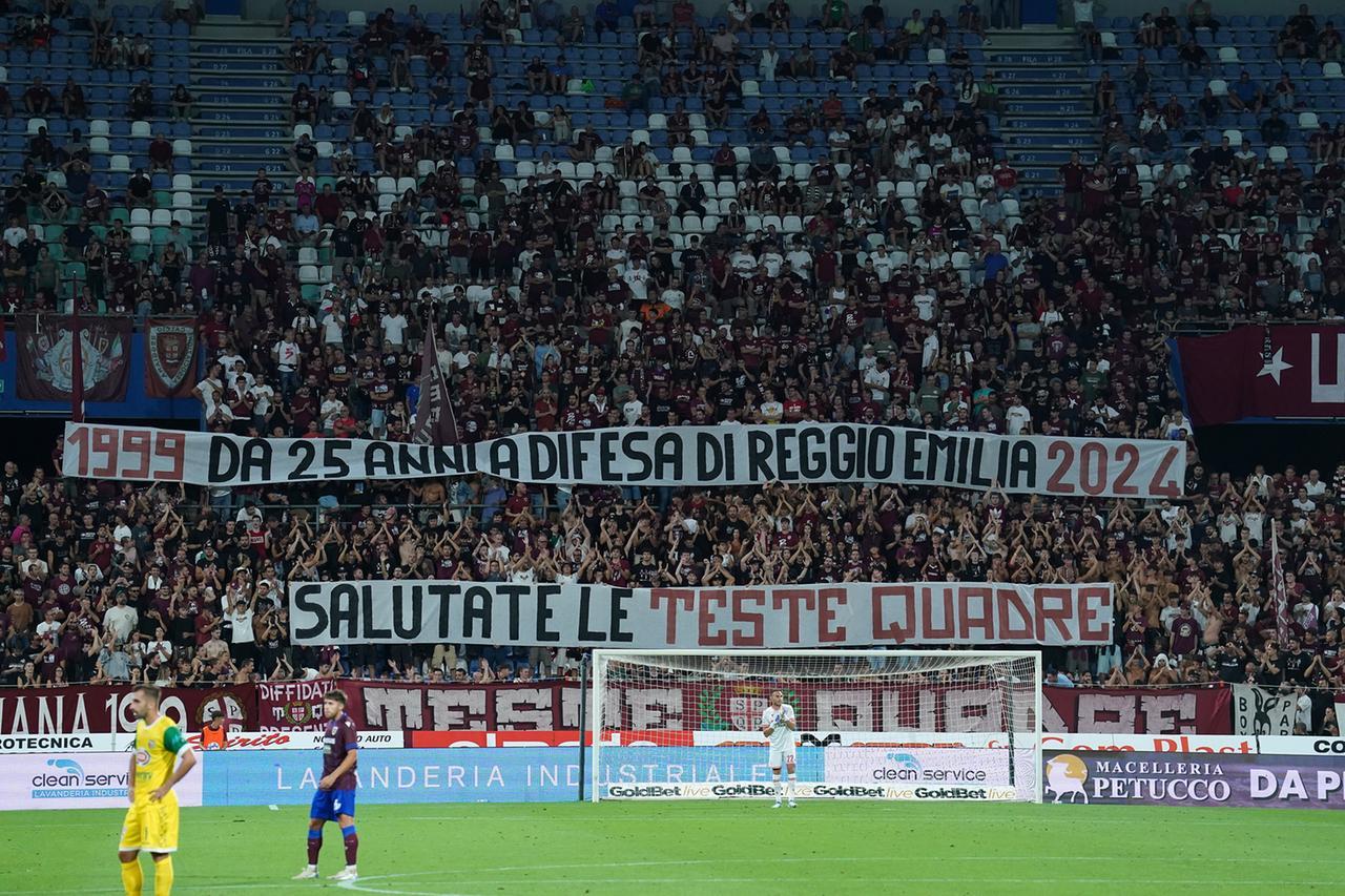 Sassuolo-Reggiana, i tifosi granata protestano contro “l’esilio” in Curva Nord: «Tutti i reggiani sotto la Sud»