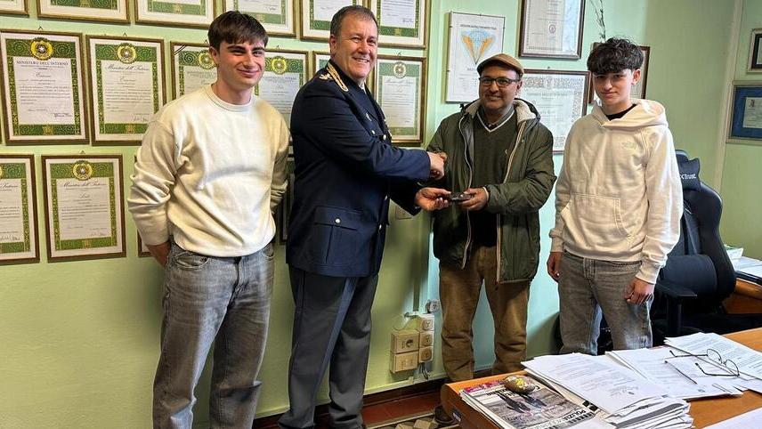 Vittorio Sebastiani e Alessandro Dal Pino con il dirigente della questura Virgilio Russo e Fouad Annour