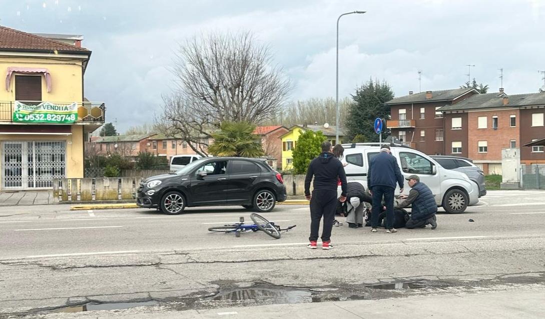 Scontro auto-bici a Gallo, anziano finisce a terra