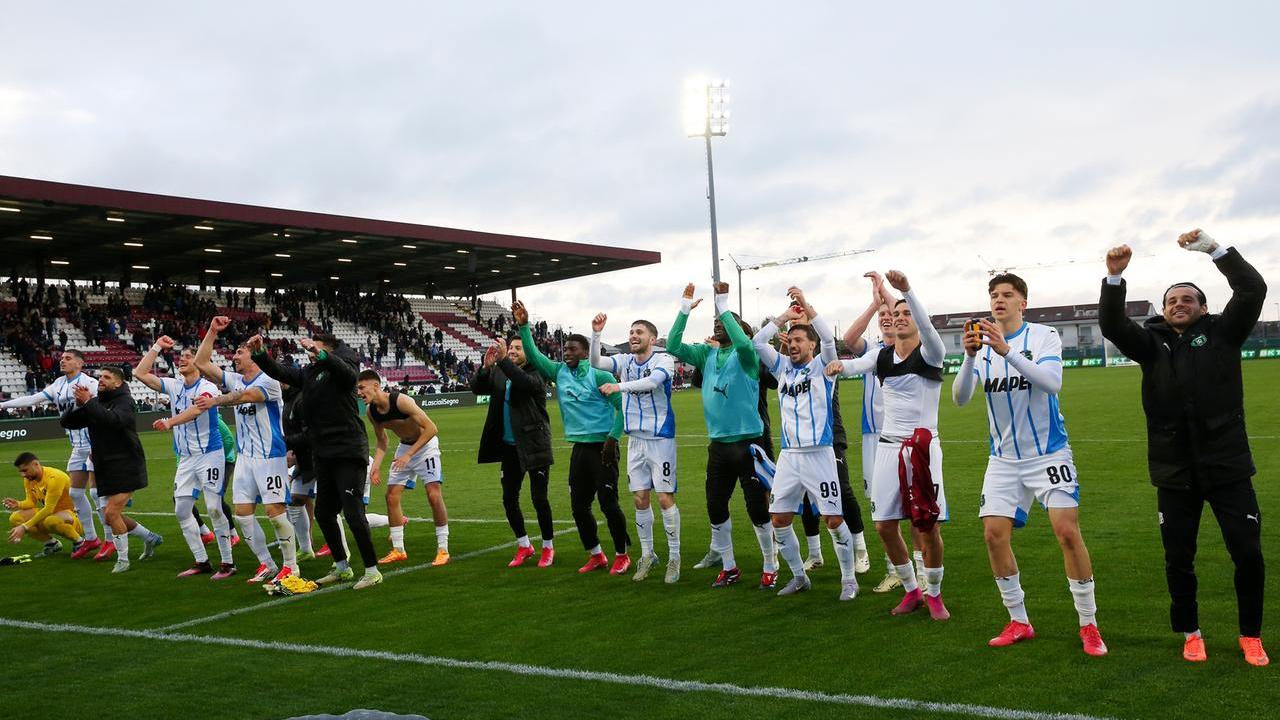 L'esultanza dei giocatori del Sassuolo a fine gara