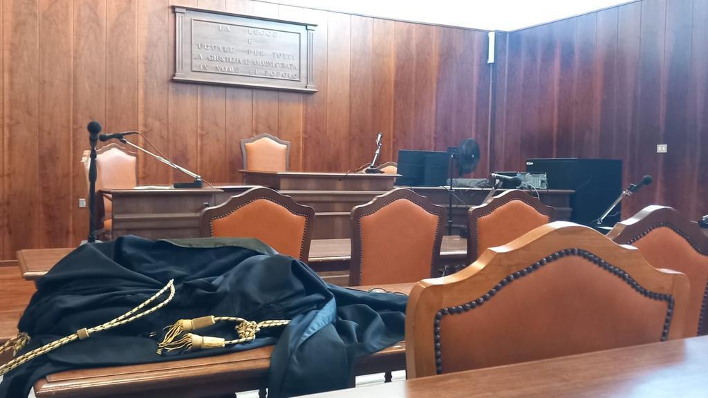 Minaccia le vicine di casa con l’acido: condomino a processo