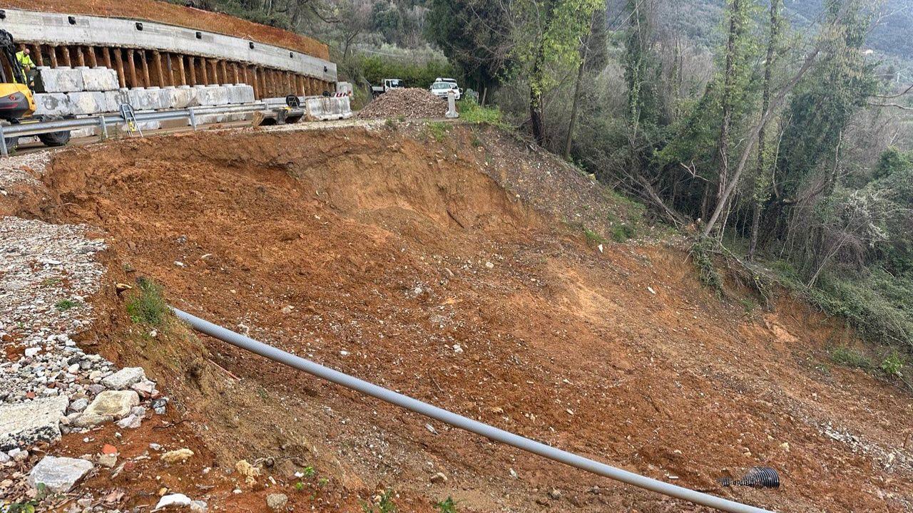 La frana nel comune di Camaiore