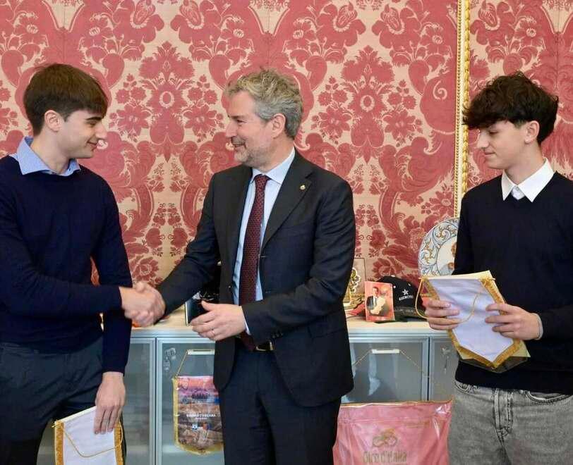 Lucca, il sindaco ai due studenti dei mille euro: «L’onestà paga, con la gratitudine e la stima della comunità lucchese»<br>
