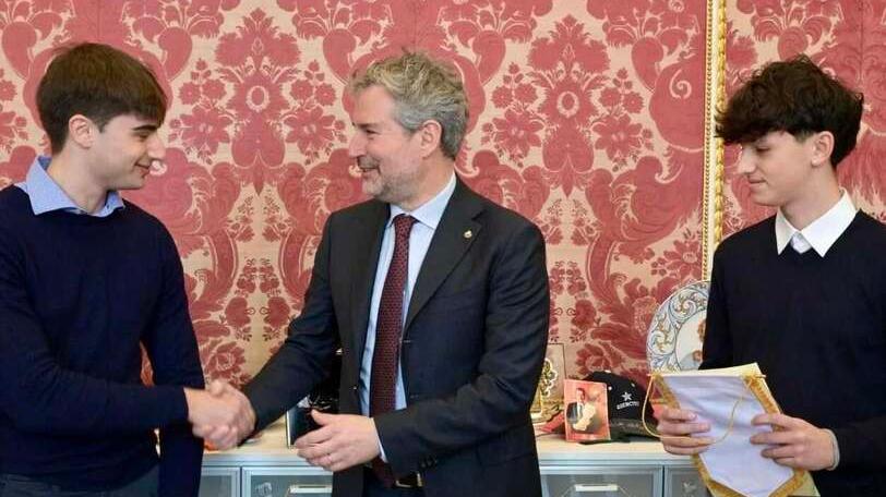 Lucca, il sindaco ai due studenti dei mille euro: «L’onestà paga, con la gratitudine e la stima della comunità lucchese»<br>