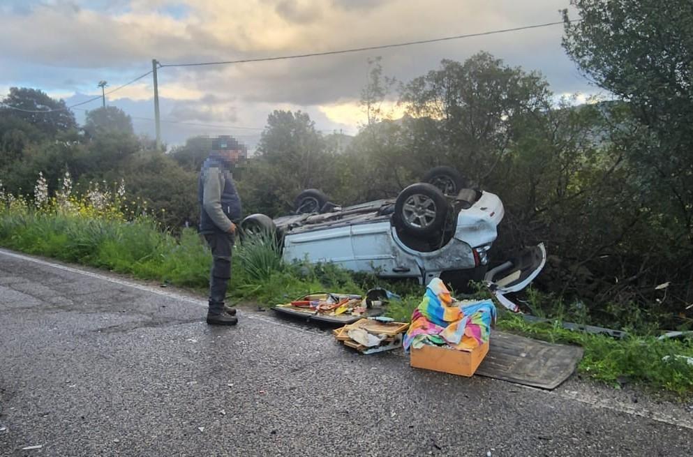 Incidente sulla strada provinciale: auto si ribalta e finisce in cunetta