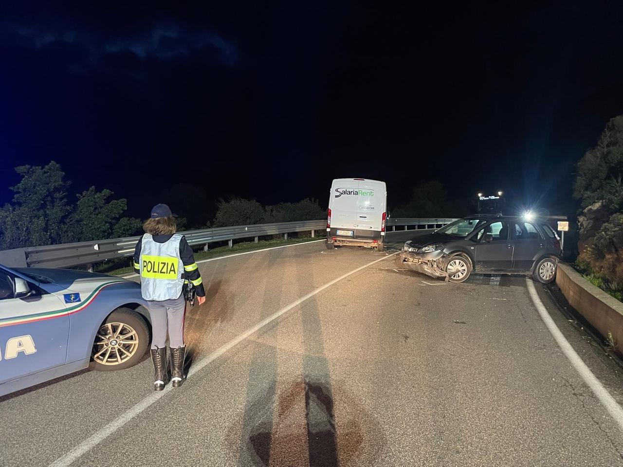 Scontro frontale tra un’auto e un furgone: un uomo in ospedale