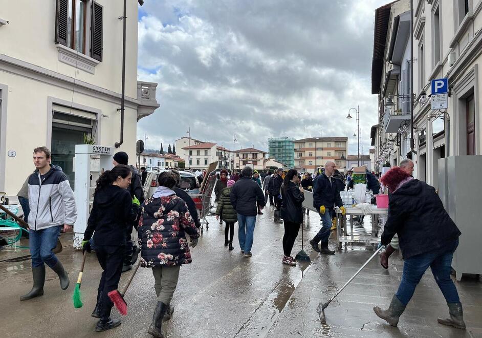 Maltempo in Toscana, centinaia di studenti e volontari con le pale nel fango per aiutare chi ha perso tutto a Sesto