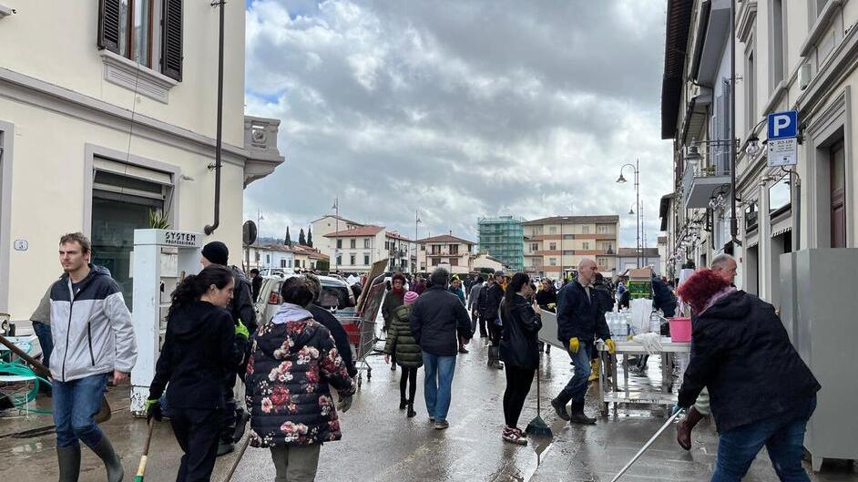 Maltempo in Toscana, centinaia di studenti e volontari con le pale nel fango per aiutare chi ha perso tutto a Sesto