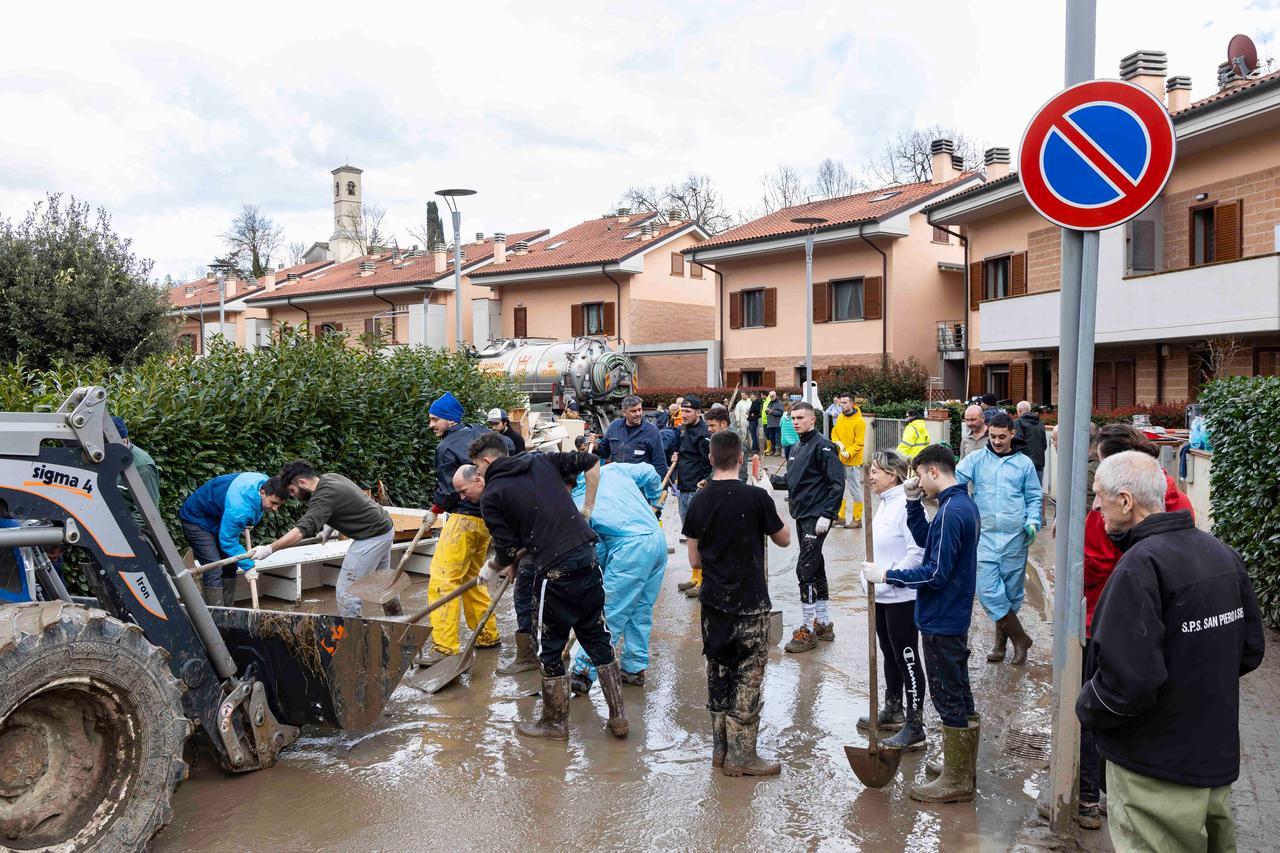 Alluvione in Toscana tra danni, evacuazioni e acqua razionata: il Mugello sommerso dal fango