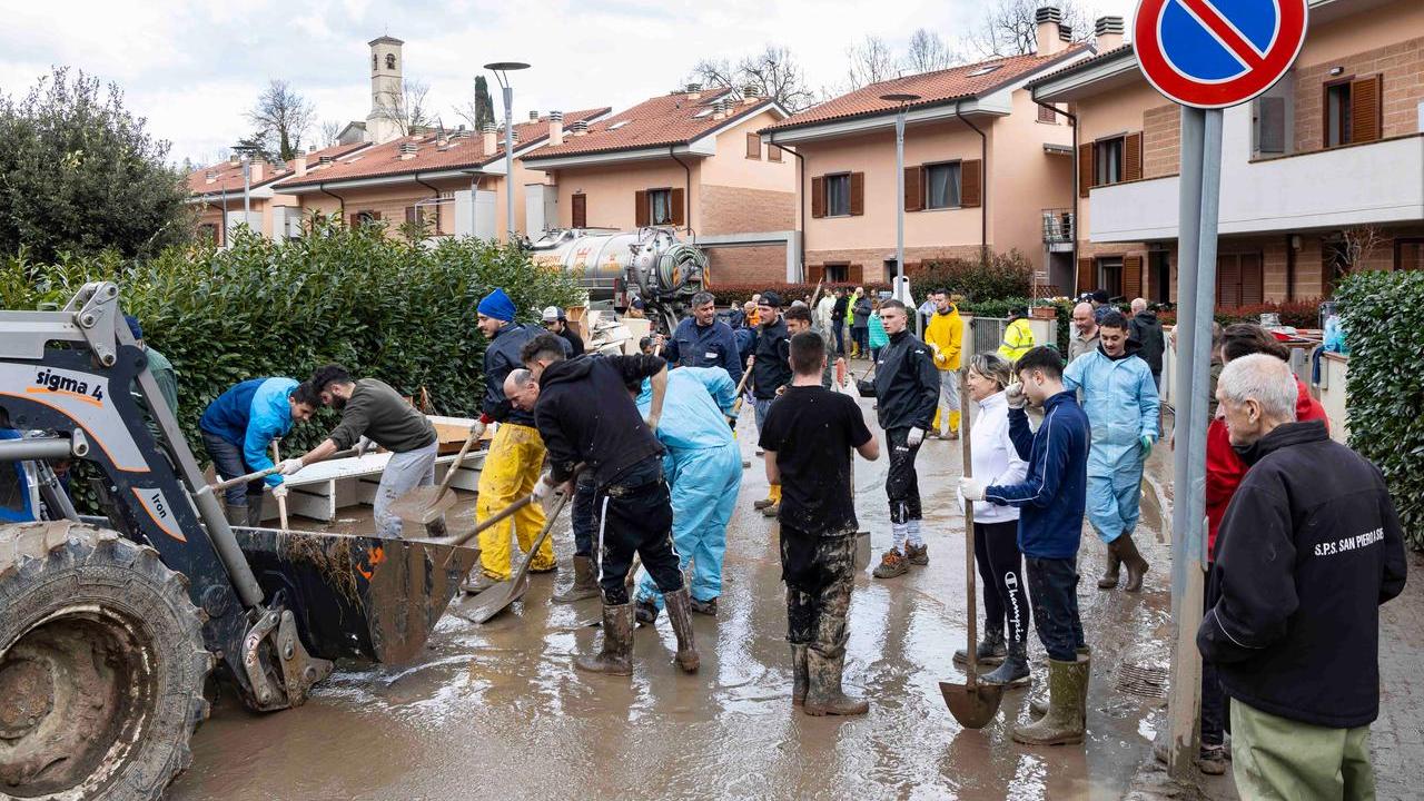 Alluvione in Toscana tra danni, evacuazioni e acqua razionata: il Mugello sommerso dal fango