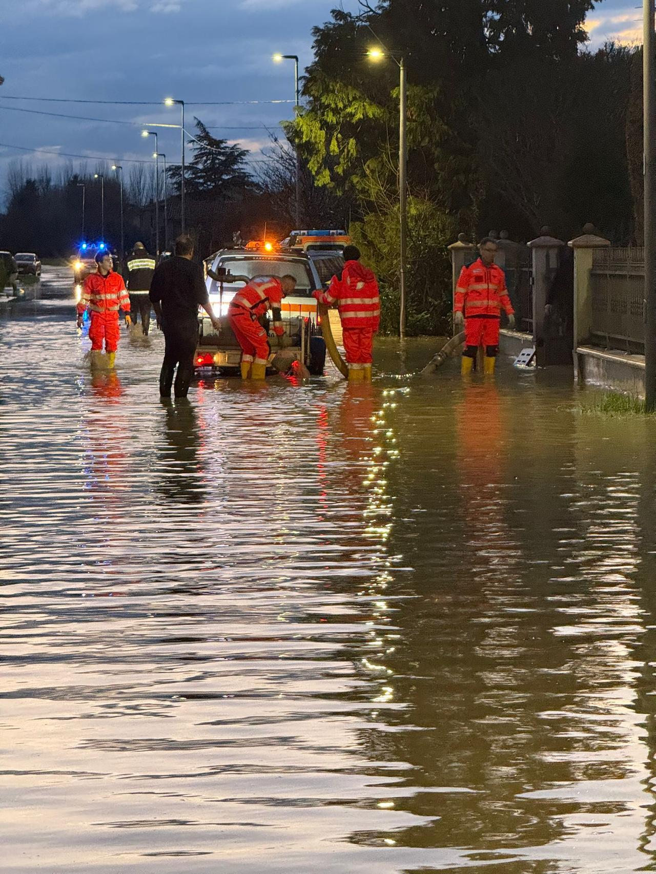 “Bomba d’acqua” sulla Bassa: case allagate e strade chiuse