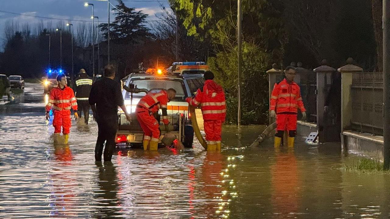 “Bomba d’acqua” sulla Bassa: case allagate e strade chiuse