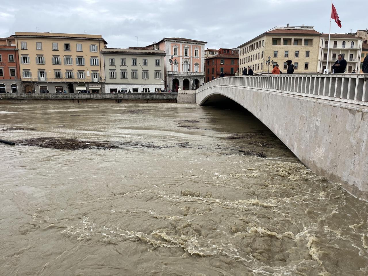 
	L'Arno a Pisa durante il passaggio della piena

