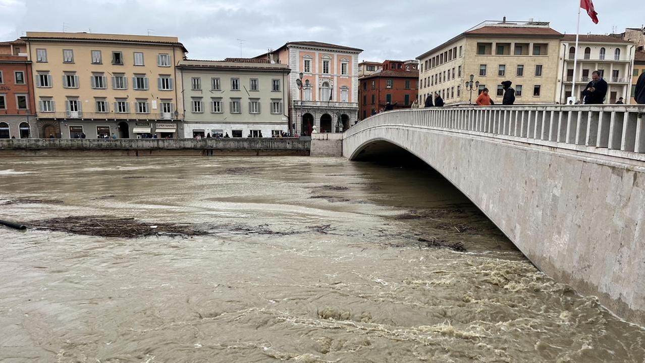 L'Arno a Pisa durante il passaggio della piena