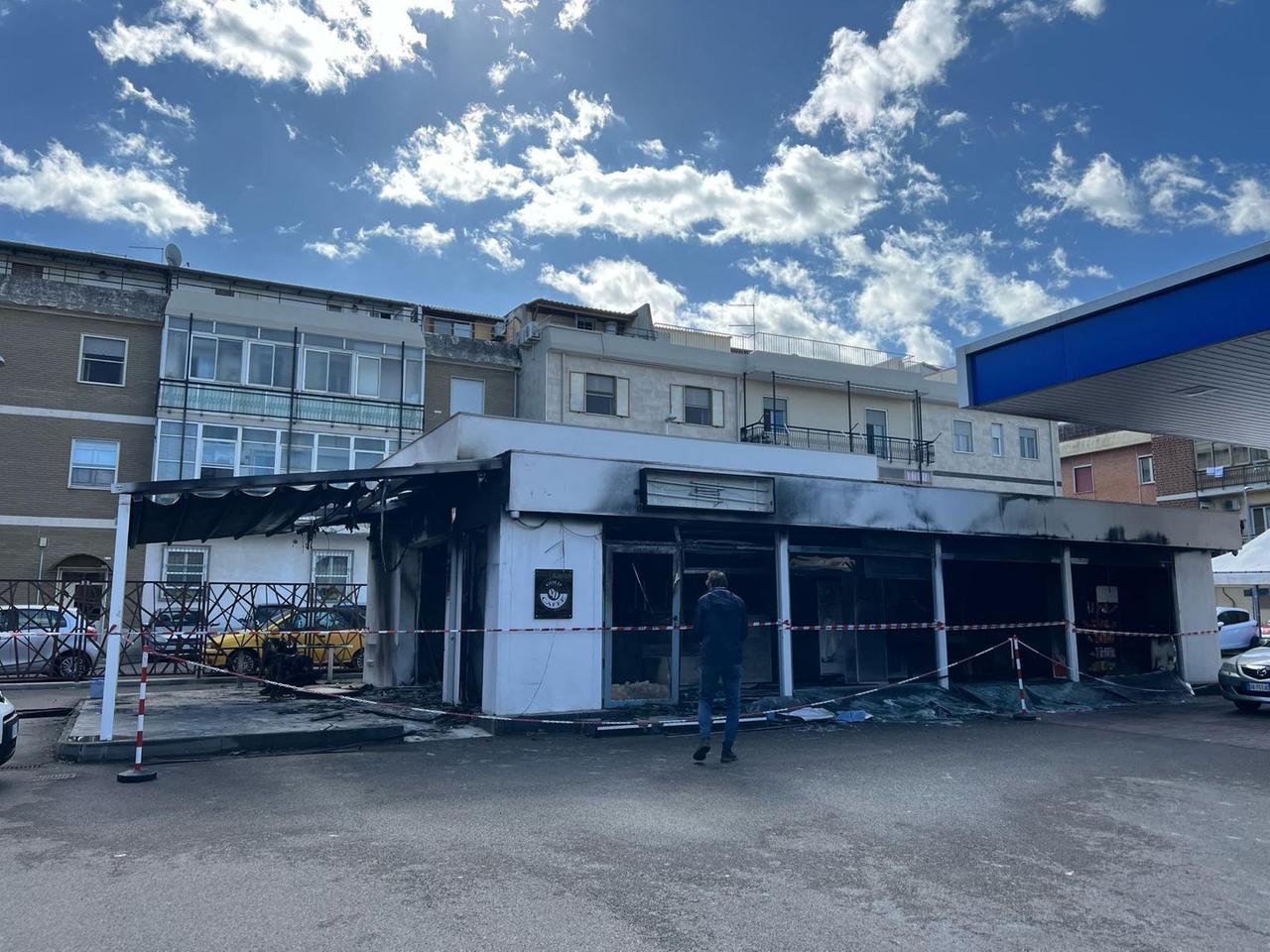 In fiamme il bar di un distributore di benzina