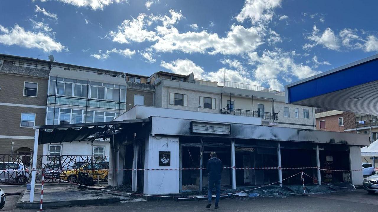 In fiamme il bar di un distributore di benzina