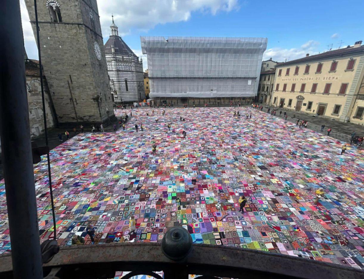 
	Il tappeto di coperte in piazza Duomo

