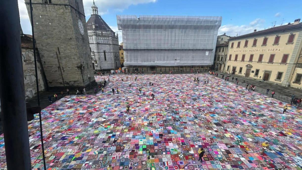Il tappeto di coperte in piazza Duomo