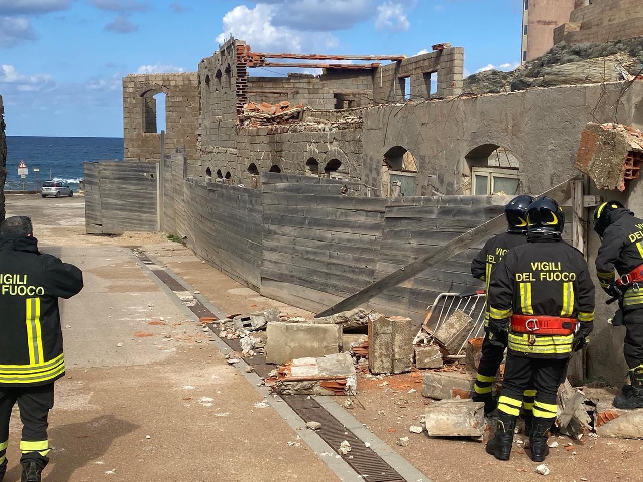 Crolla un rudere all’Argentiera, chiusa dai vigili del fuoco la strada che porta alle due spiagge