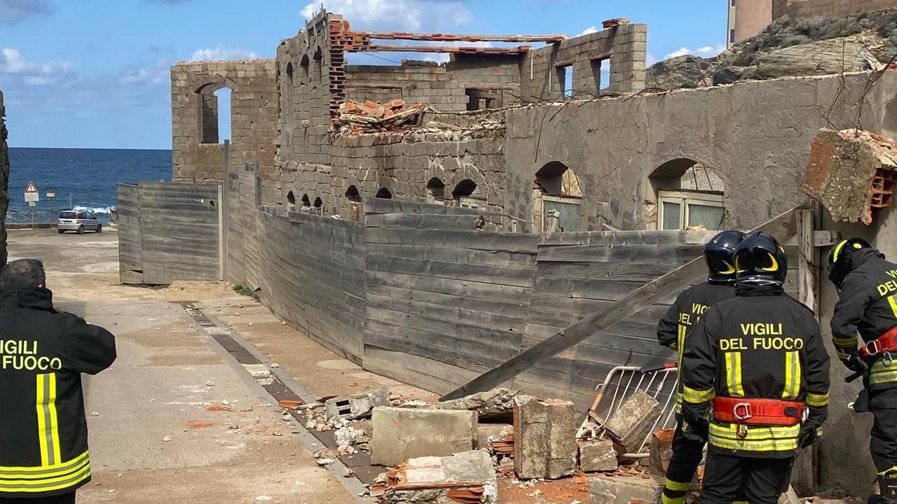 Crolla un rudere all’Argentiera, chiusa dai vigili del fuoco la strada che porta alle due spiagge