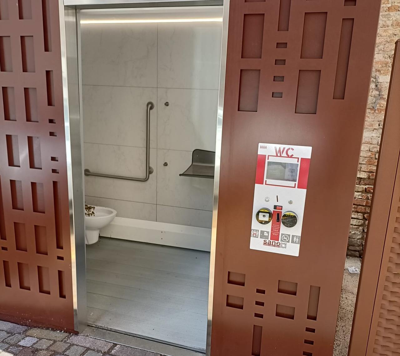 Ferrara, devastato il bagno pubblico in piazza Cortevecchia