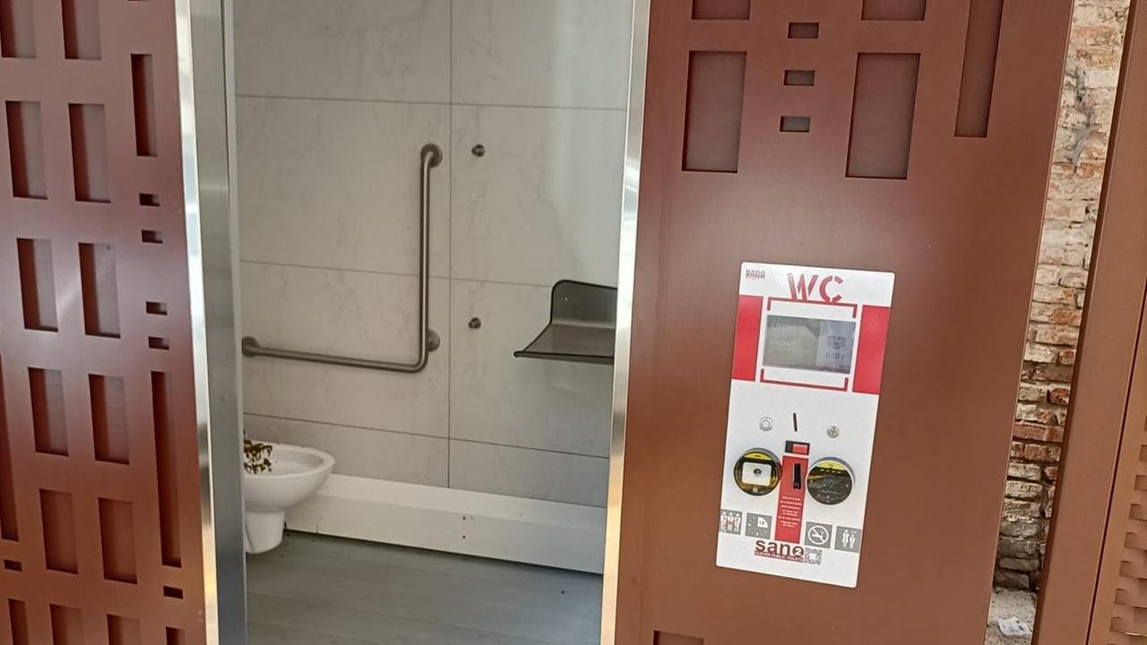 Ferrara, devastato il bagno pubblico in piazza Cortevecchia