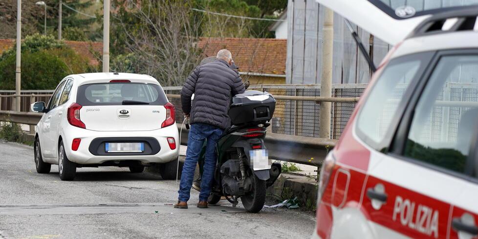 Livorno, scooter contro auto sul cavalcavia: rischio paralisi per un 35enne<br>
