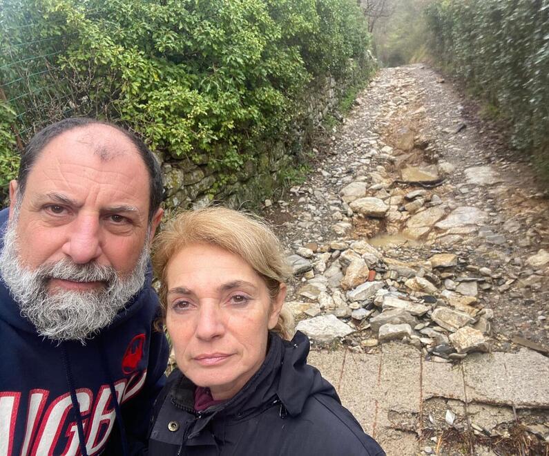 Maltempo a Calenzano, la coppia si trova una voragine sulla strada di casa: «Camminiamo ore nel bosco per rientrare»