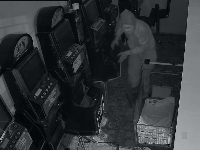 Furto notturno al bar Piccadilly, i ladri entrano dalla grata bagno