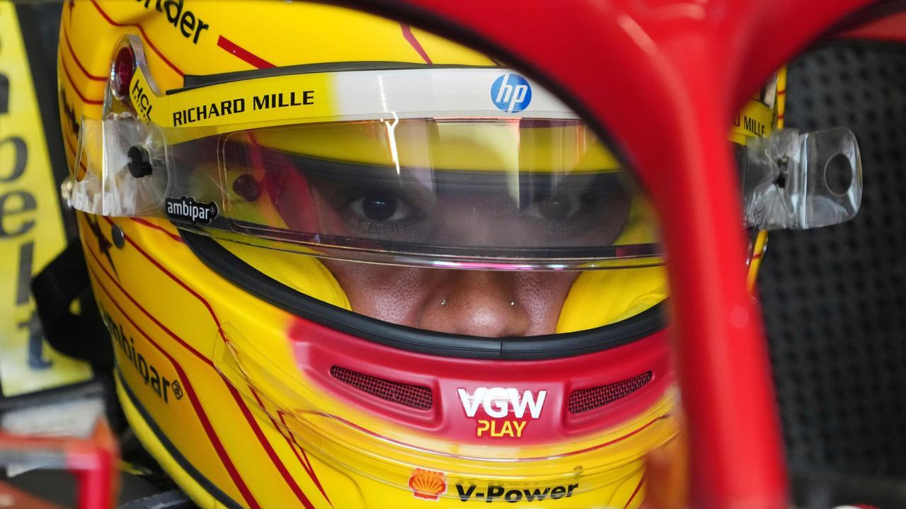 Hamilton, prima delusione con la Ferrari: «Una giornata dura»