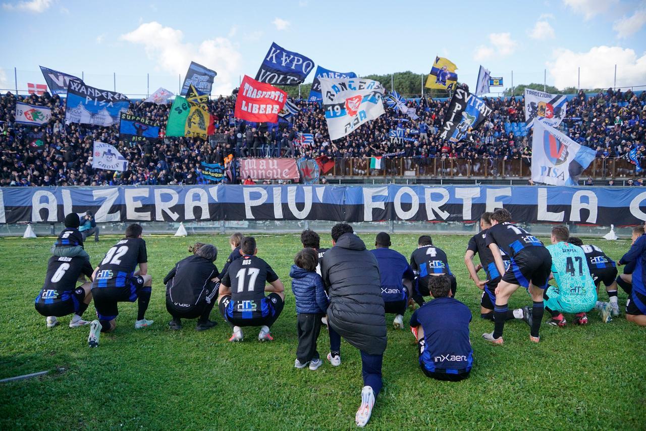 
	I giocatori del Pisa sotto la curva nord

