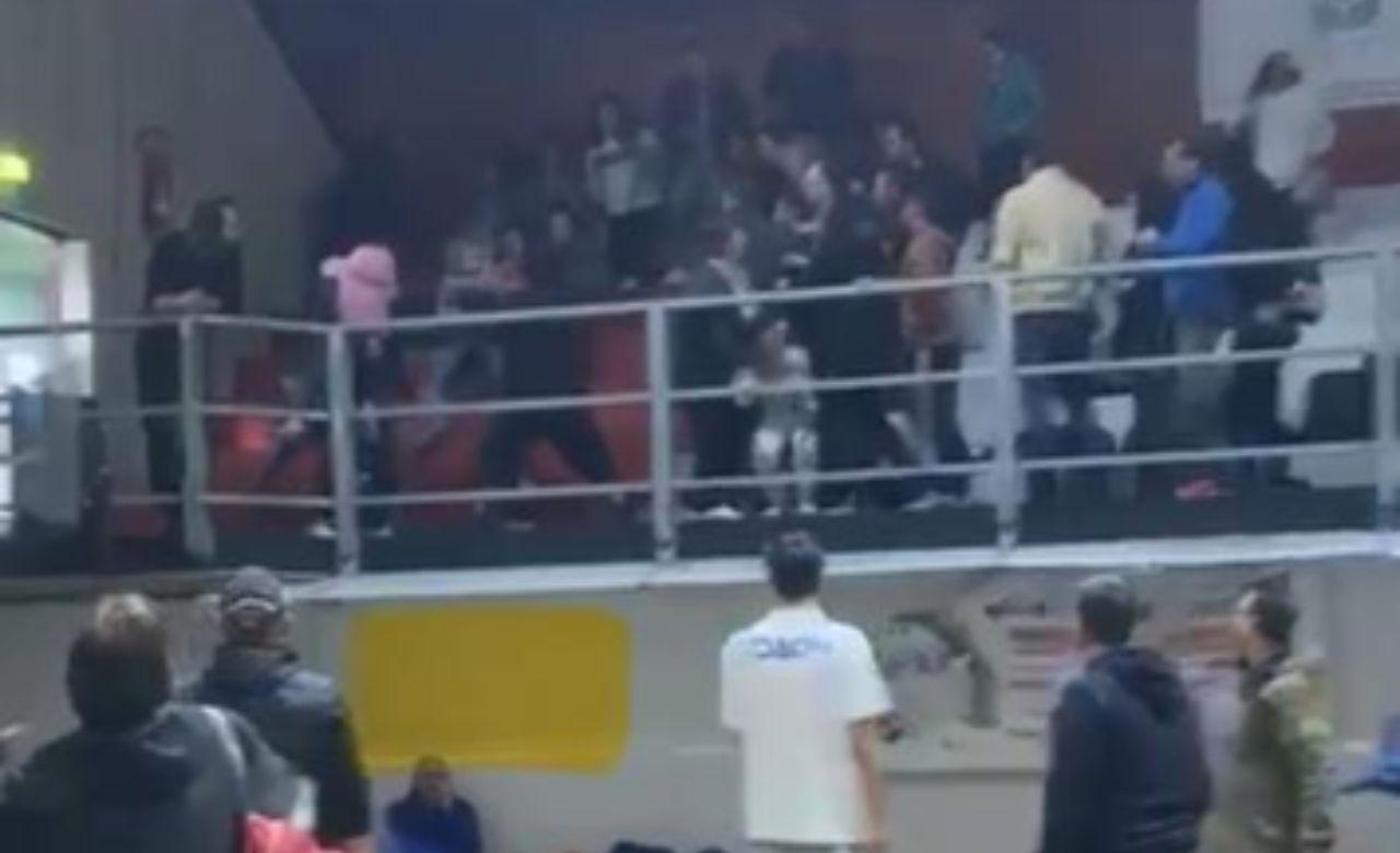 
	Lite tra i genitori sugli spalti durante la partita di minibasket

