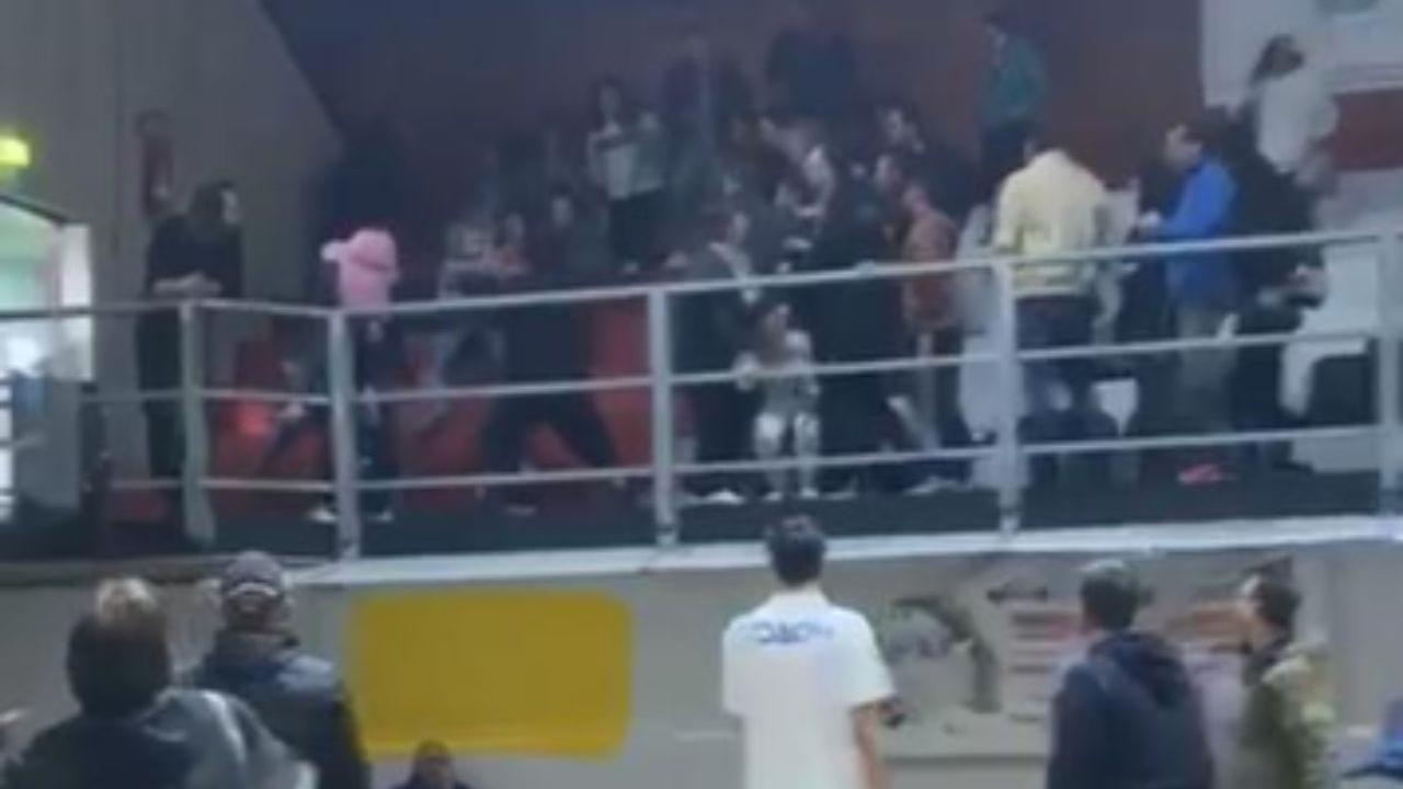 Lite tra i genitori sugli spalti durante la partita di minibasket