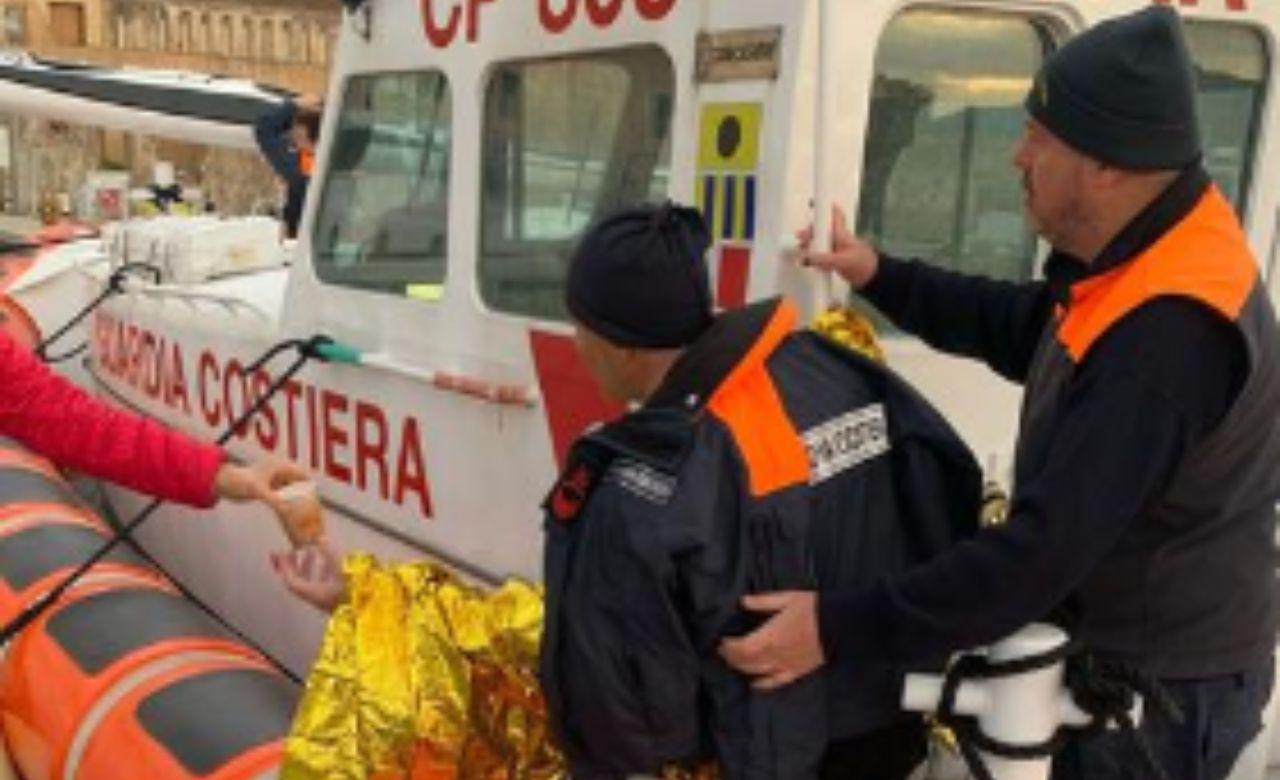 Elba, si ribalta col kayak: aggrappato per un’ora alla canoa, salvato dalla guardia costiera in mare aperto