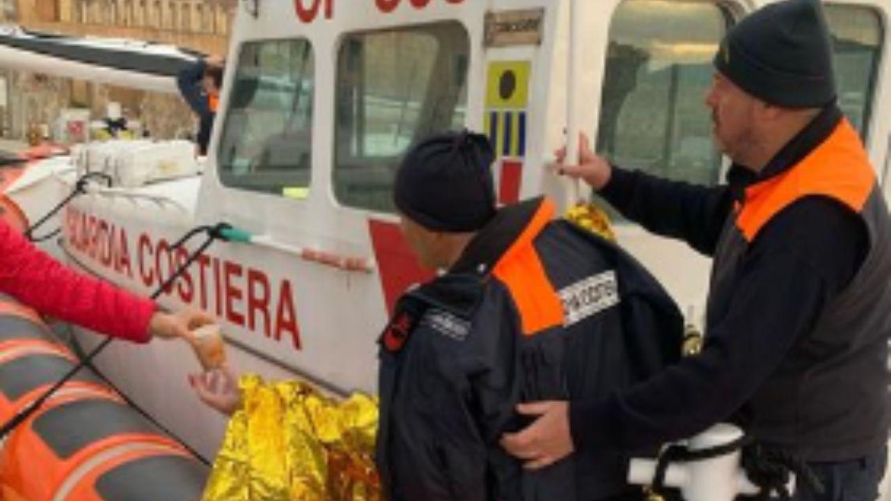 Elba, si ribalta col kayak: aggrappato per un’ora alla canoa, salvato dalla guardia costiera in mare aperto