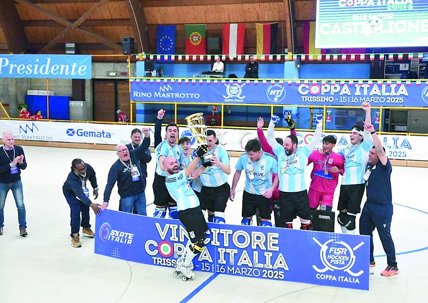 
	L&rsquo;esultanza del team Blue Factor alla consegna della Coppa

