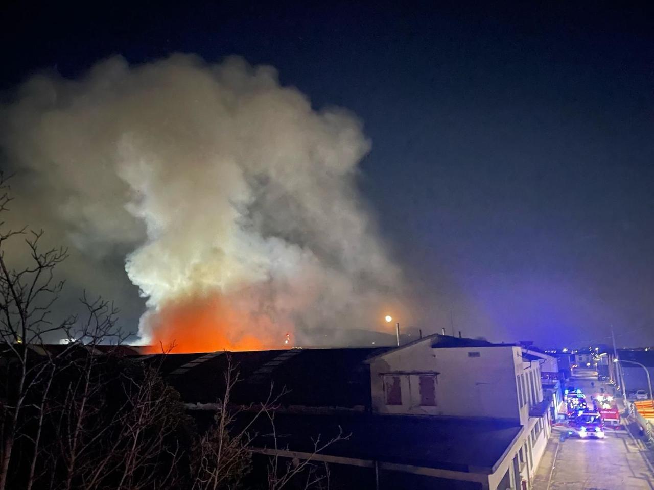 
	Il capannone in fiamme

