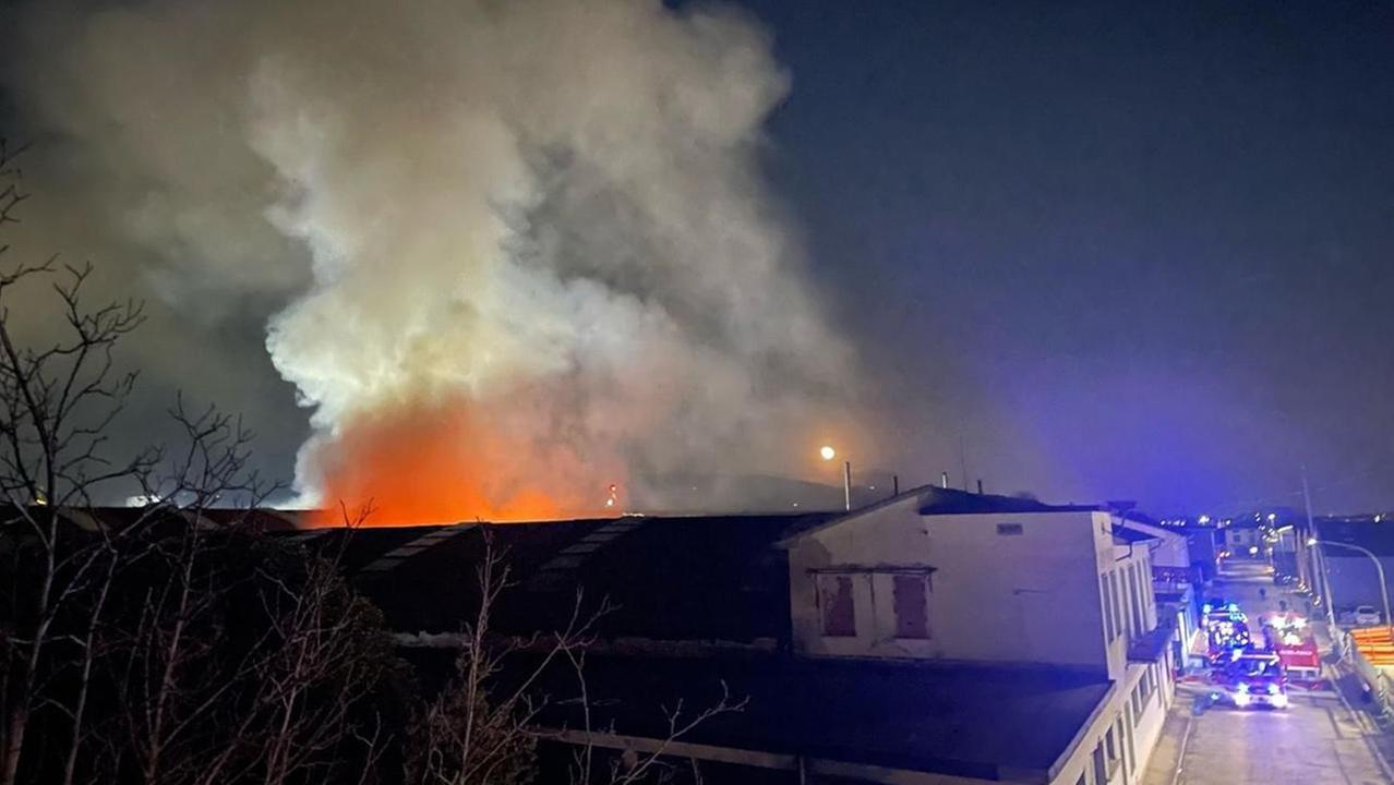 Il capannone in fiamme