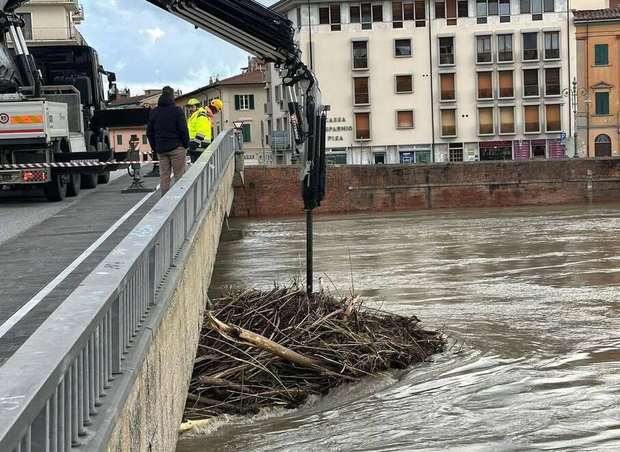 
	I lavori di rimozione dei detriti della piena a Pisa

