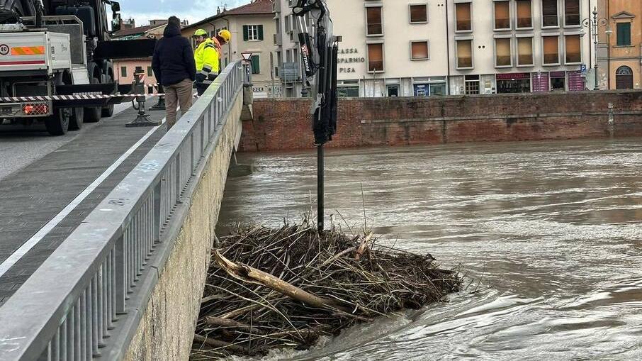I lavori di rimozione dei detriti della piena a Pisa