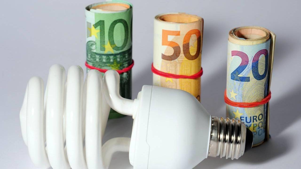 Povertà energetica in Italia: oltre 2 milioni di famiglie non riescono a pagare le bollette, il dato più alto dal 1997