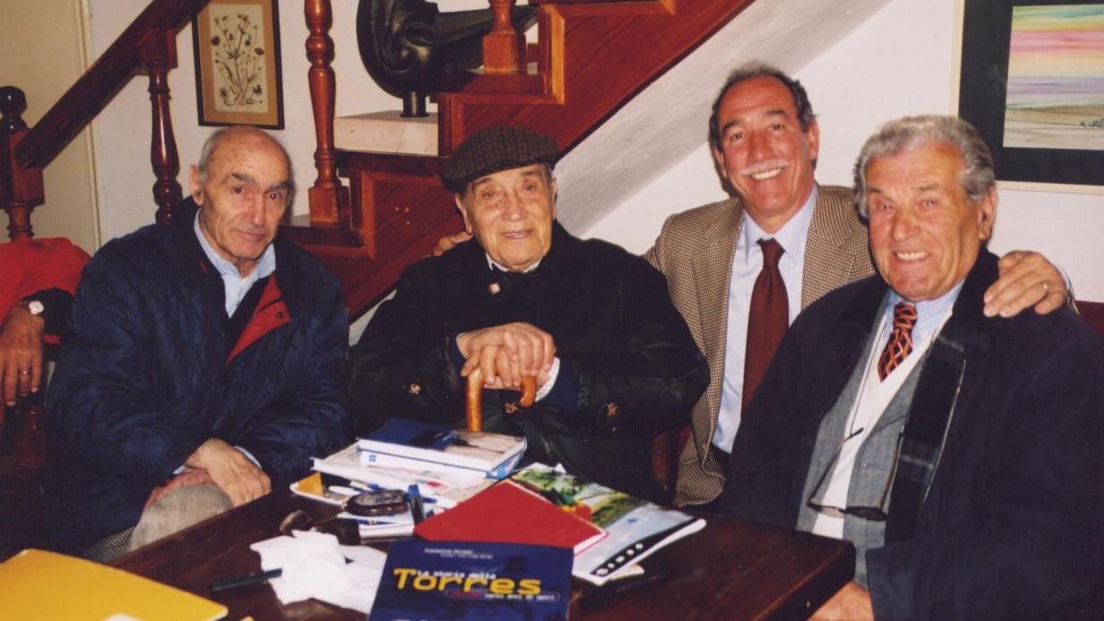 Vecchie glorie della Torres: Enzo Gavini è il terzo da sinistra