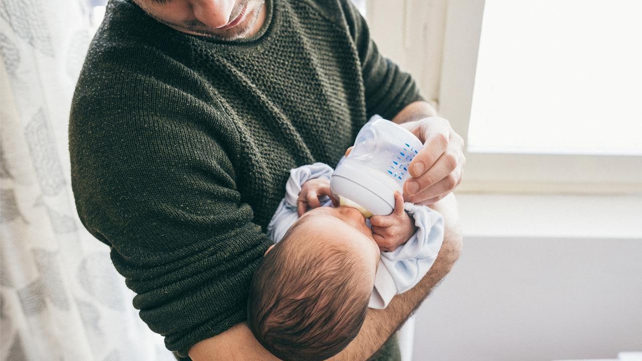 Congedo di paternità, in Sardegna lo usa poco più della metà dei papà: ecco perché